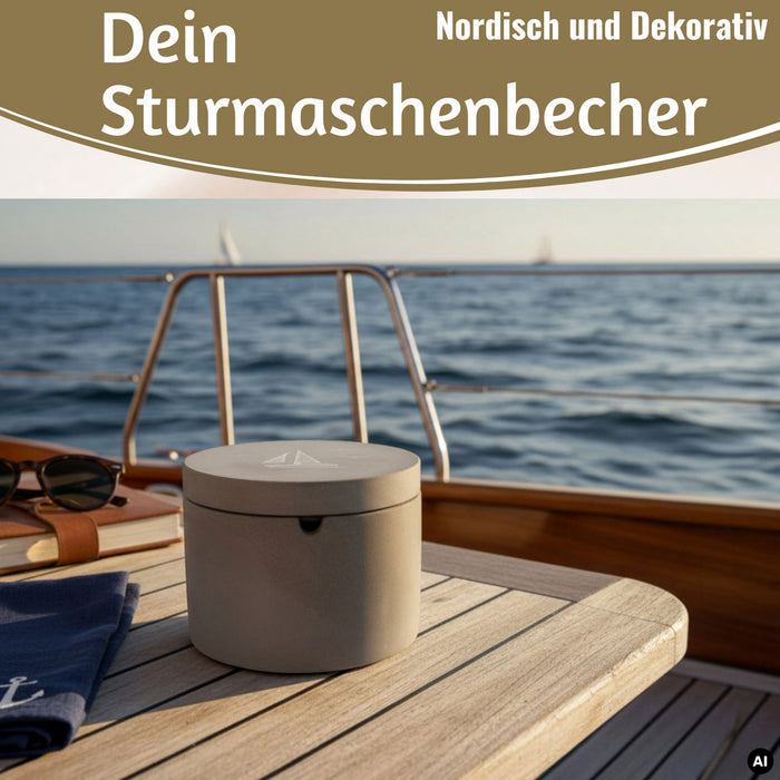 KI-generiertes Bild,Beton Sturmaschenbecher Segelboot 9x7cm Maritim Grau Aschenbecher mit Deckel