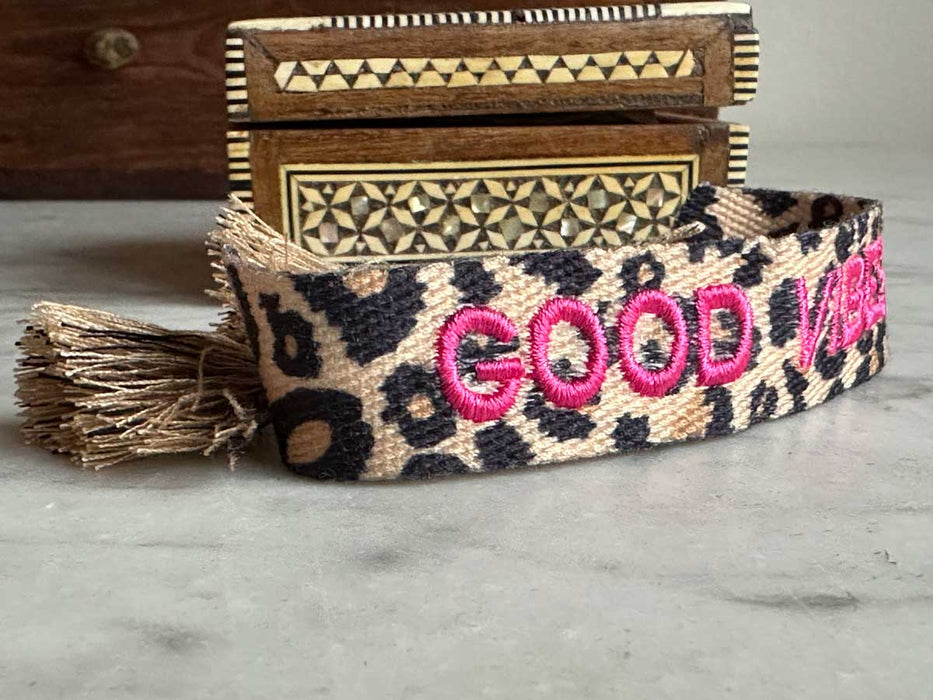 KI-generiertes Bild,Canvas Statement Armband Leo Good Vibes Leopard Pink Quasten besticktes Webarmband